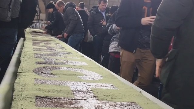 Suisse - Un space cake géant au cannabis distribué gratuitement au marché de Noël de Zurich