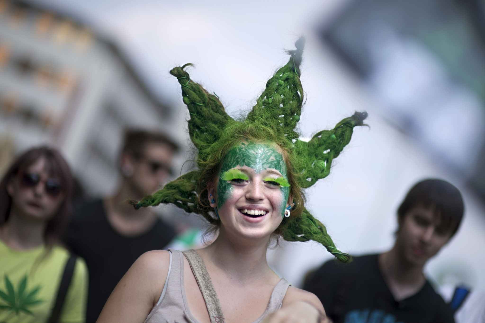 Des milliers de personnes défilent à Berlin pour la légalisation du cannabis