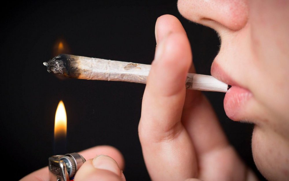 Débat : faut-il instaurer une simple amende pour les fumeurs de cannabis ?