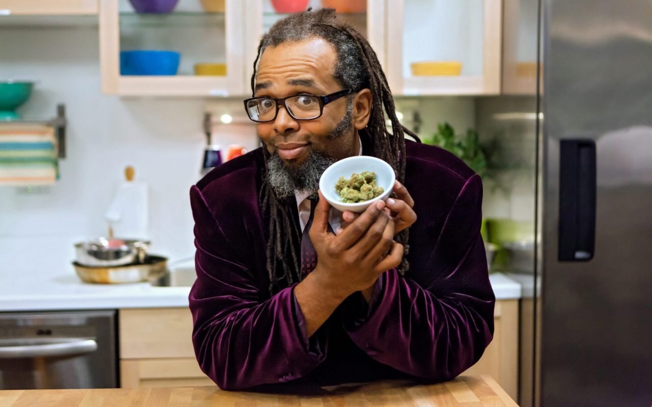 La première compétition de cuisine au cannabis vient d'atterrir sur Netflix. Intitulée Cuisiniers en herbe (version française de Cooking on High) ...